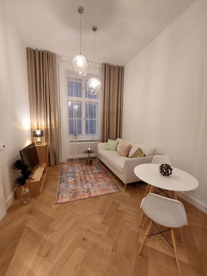 Luxury Apartment In The Centre Прага Екстериор снимка